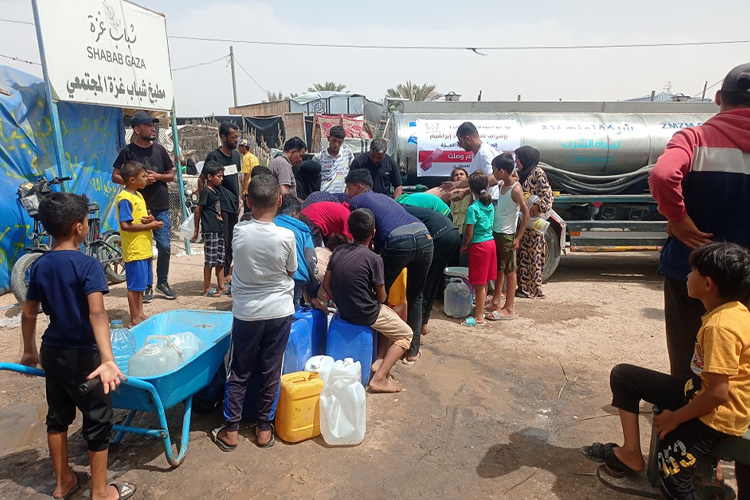 مساعدة نازحين بالمياه