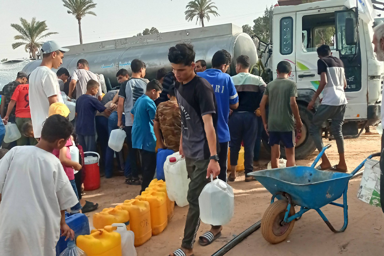 أطفال بحاجة للماء